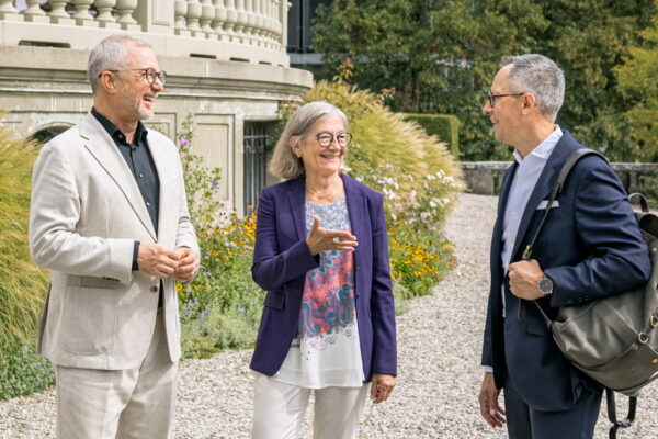 3 Menschen im Garten eines antiken Gebäudes, Patrick Rohr, Sanjay Singh, stellvertretender CEO bei der CSS, und FMH-Präsidentin Yvonne Gilli