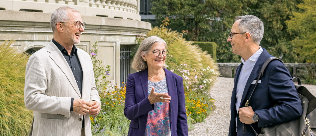 3 Menschen im Garten eines antiken Gebäudes, Patrick Rohr, Sanjay Singh, stellvertretender CEO bei der CSS, und FMH-Präsidentin Yvonne Gilli