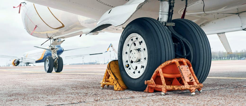 Abgestützte Reifen eines grossen Flugzeugs